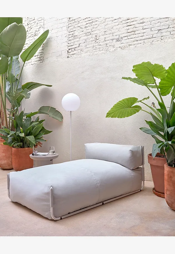 Jättefin loungesäng i grått från Kave Home.