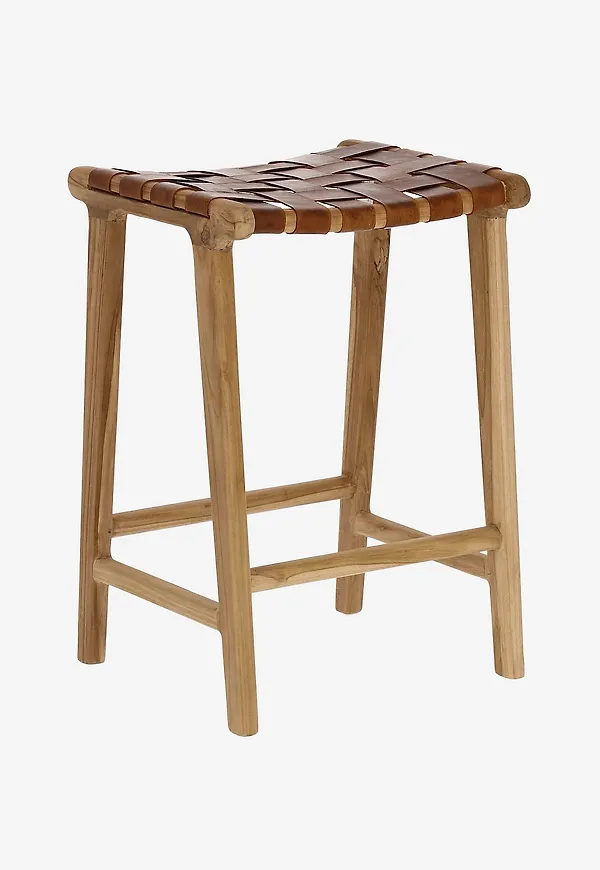 Komfortabel brun pall i läder från Kave Home.