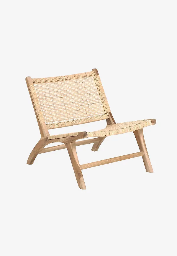 Trendig teakfåtölj i brunt från Kave Home.