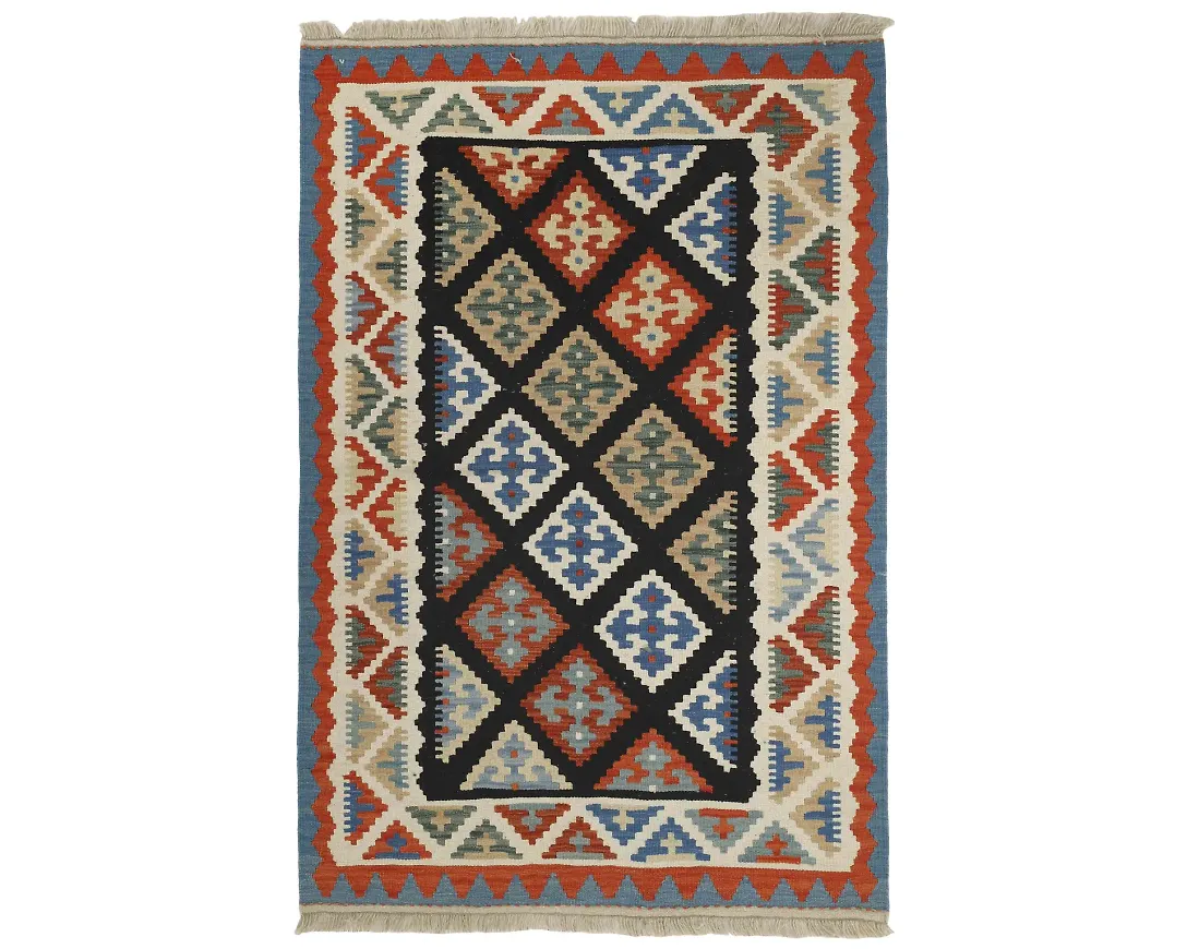 Flerfärgad ullmatta som passar perfekt till våren 2025!