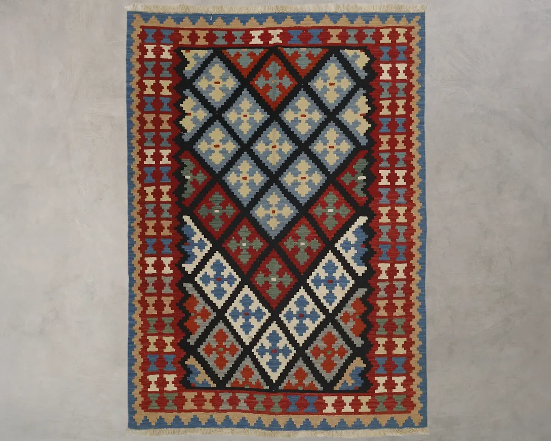 Flerfärgad ullmatta som passar perfekt till våren 2025!