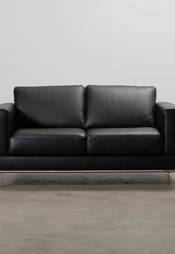 Svart No brand-lädersoffa i stilriktig modell.
