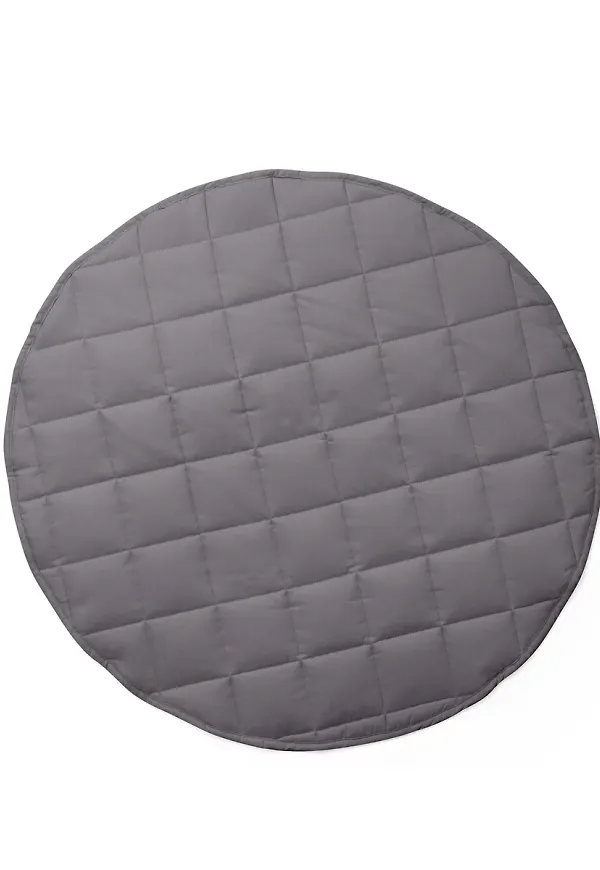 Otroligt fin grå matta 2025 från Kid's Concept.