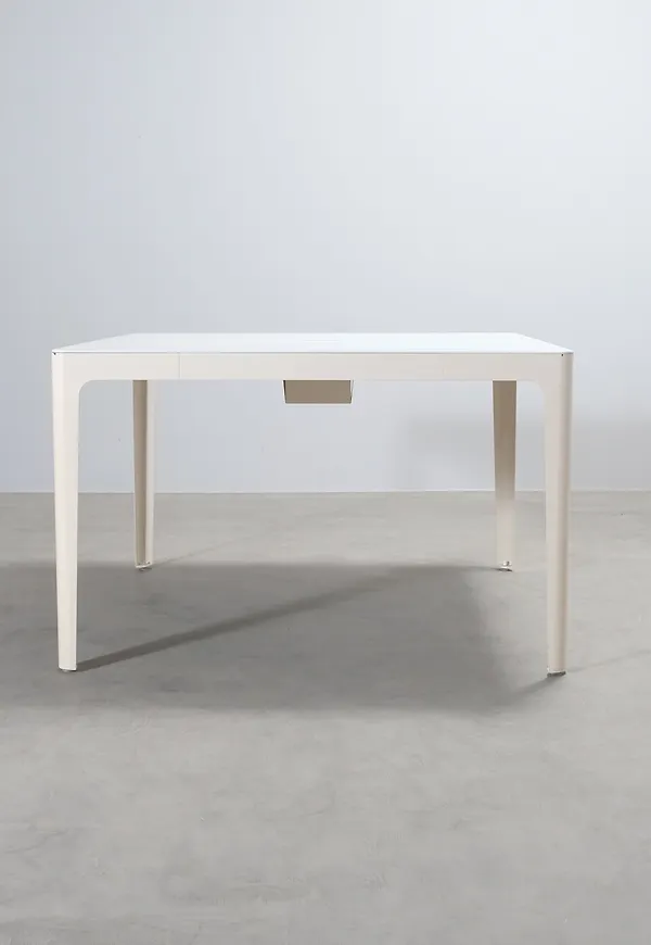 Vacker vit bord 2025 från Kinnarps.