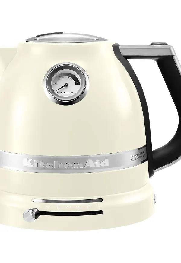 Ikonisk vattenkokare i vitt från KitchenAid.