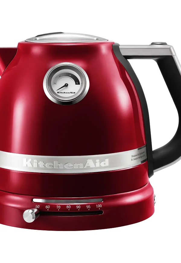 Vacker vattenkokare i rött från KitchenAid.