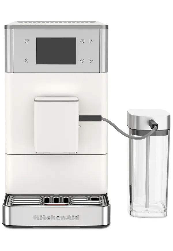Vit KitchenAid-espressomaskin i smickrande modell.