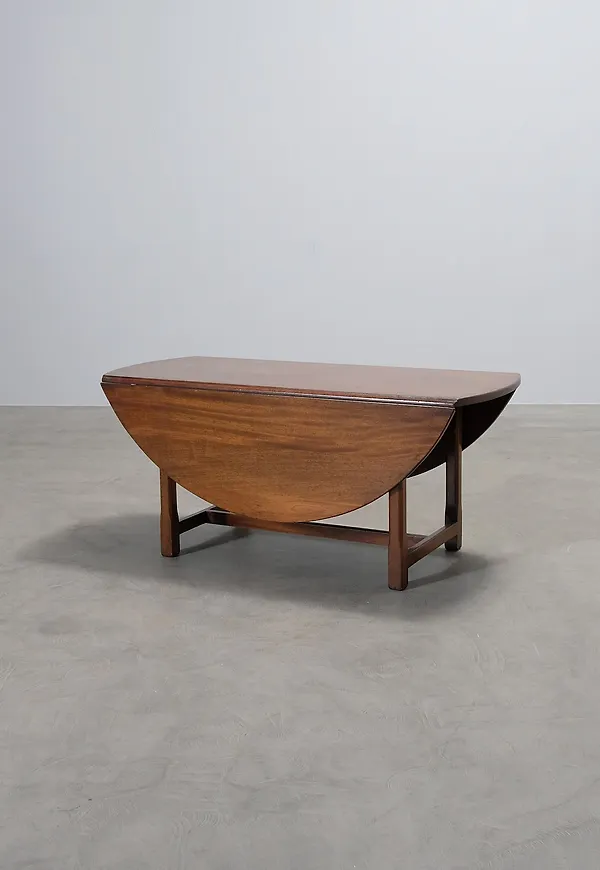 Modern brun bord i mahogny från No brand.