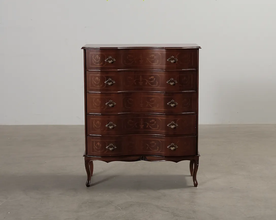 Smickrande byrå i brun färg gjord i valnöt.