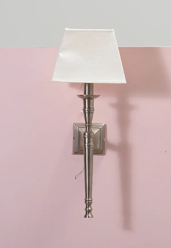 Vägglampa som passar perfekt till sommaren 2025!