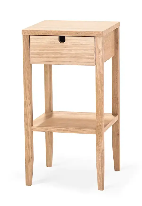 Riktigt snygg sängbord i ek 2025 från Torkelson.