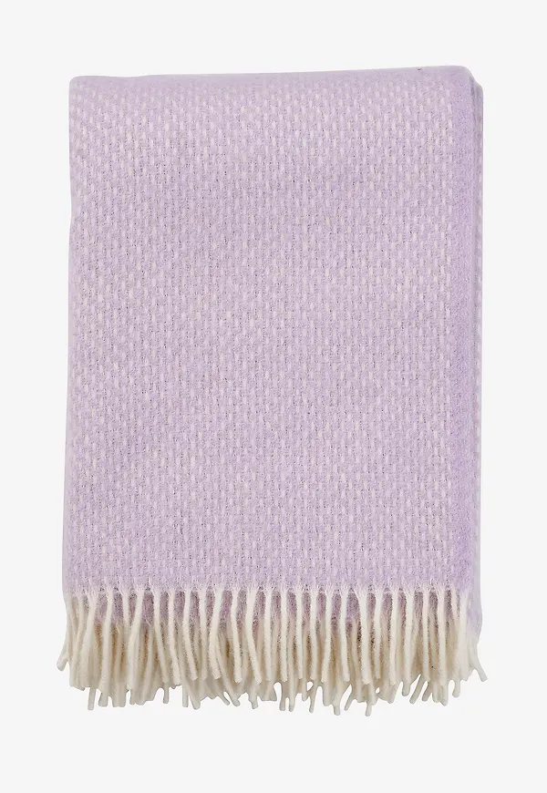 Lila Klippan Yllefabrik-ullpläd i fantastiskt snygg modell.