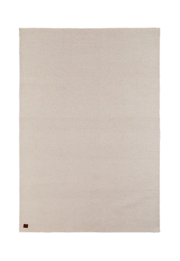 Moderiktig vit ullmatta 2025 från KM Home.