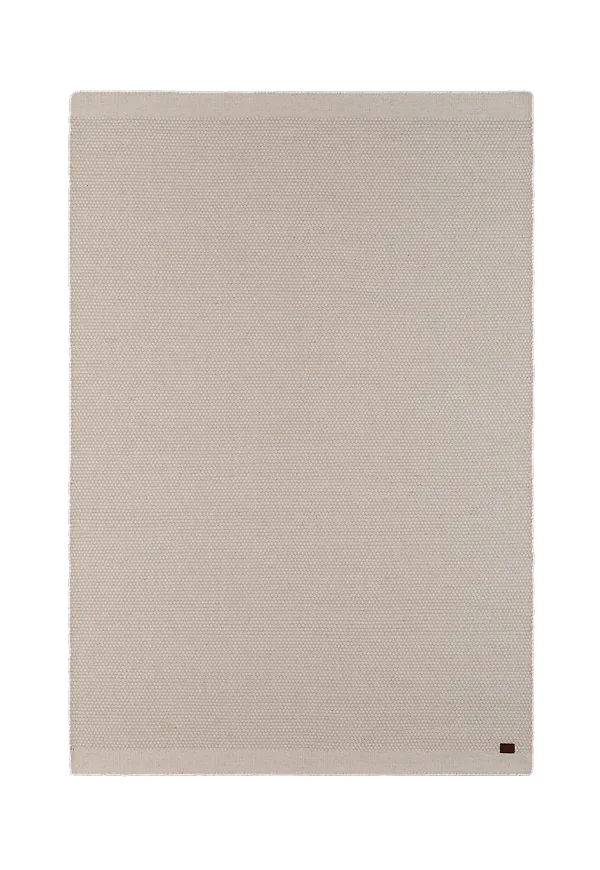 Smickrande km home matta i vit färg gjord i ull.