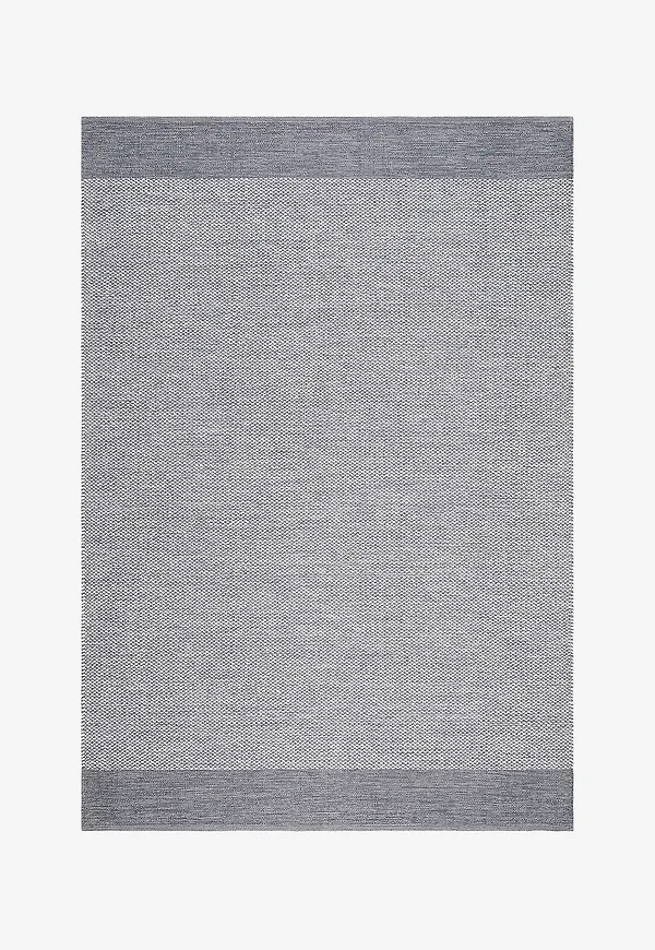 Mysig km home matta i grå färg gjord i bomull.