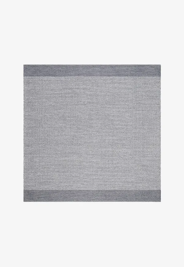 Otroligt snygg km home matta i grå färg gjord i bomull.