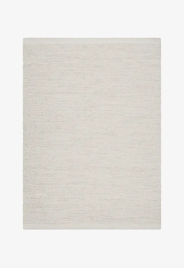 Snygg km home matta i vit färg gjord i ull.