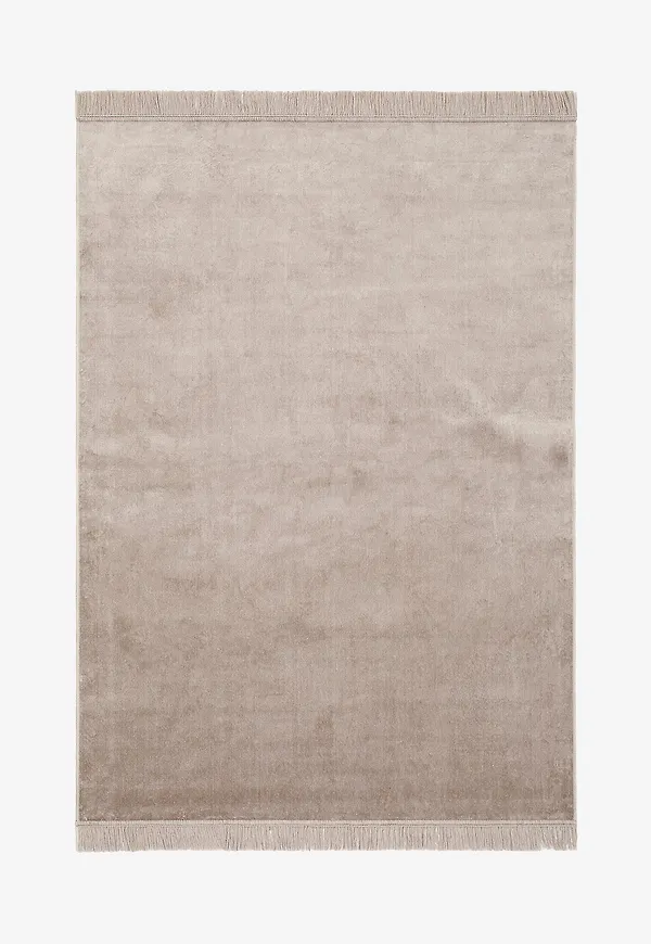 Skön km home matta i beige färg gjord i viskos.