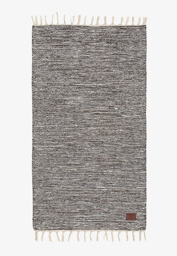 Härlig hallmatta i svart färg gjord i bomull.