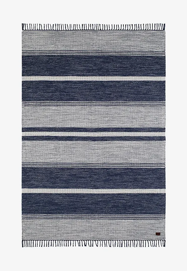 Otroligt snygg matta i blå färg gjord i bomull.