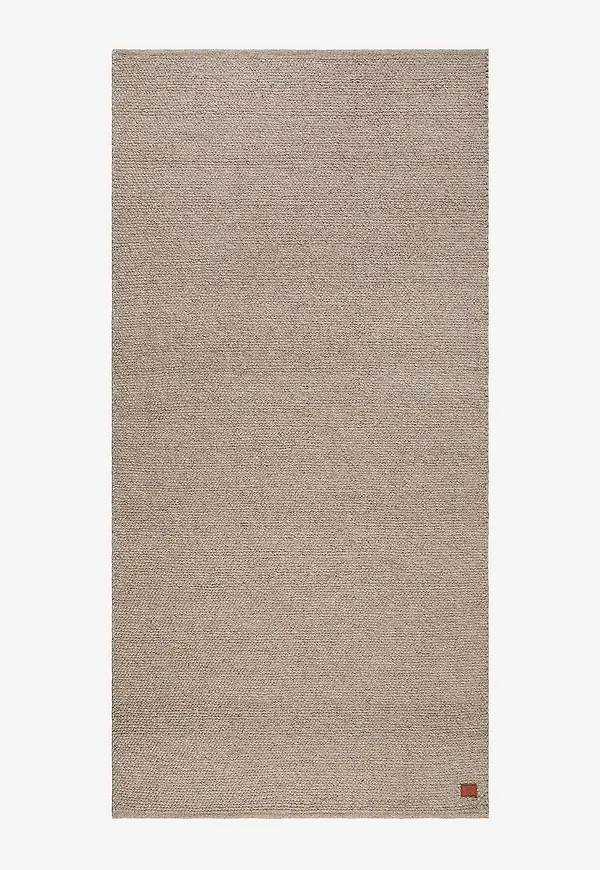 Modern ullmatta i brunt från KM Home.