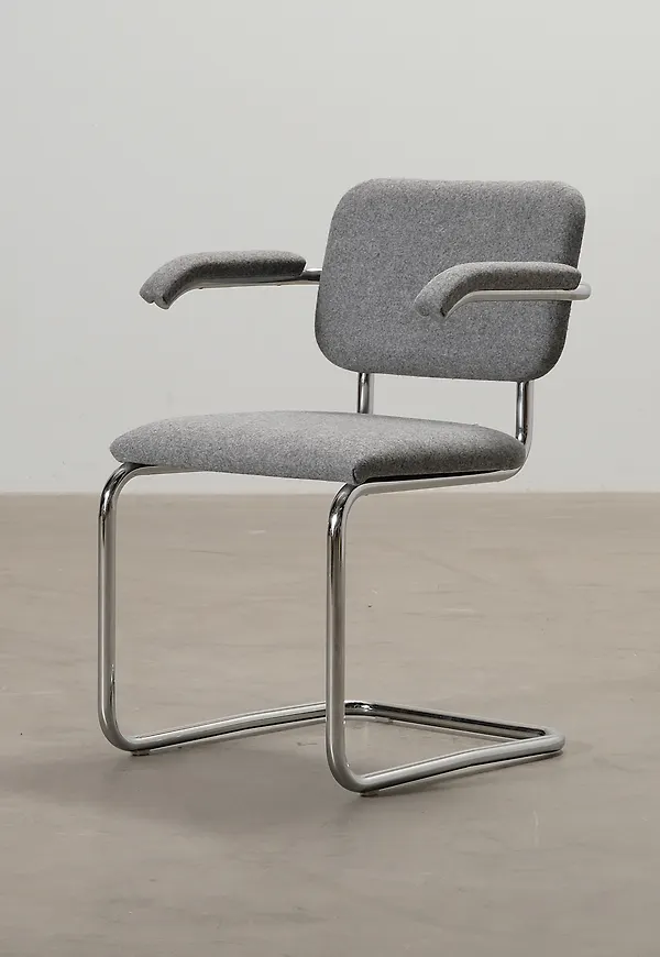 Grå Knoll-stol i stilriktig modell.