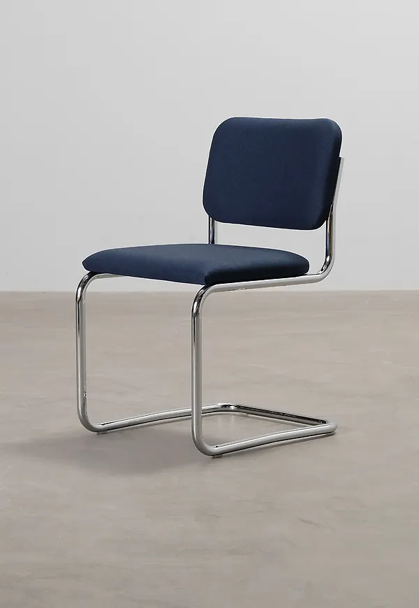 Blå Knoll-stol i jättefin modell.