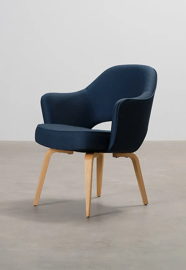 Mysig stol i blått från Knoll.