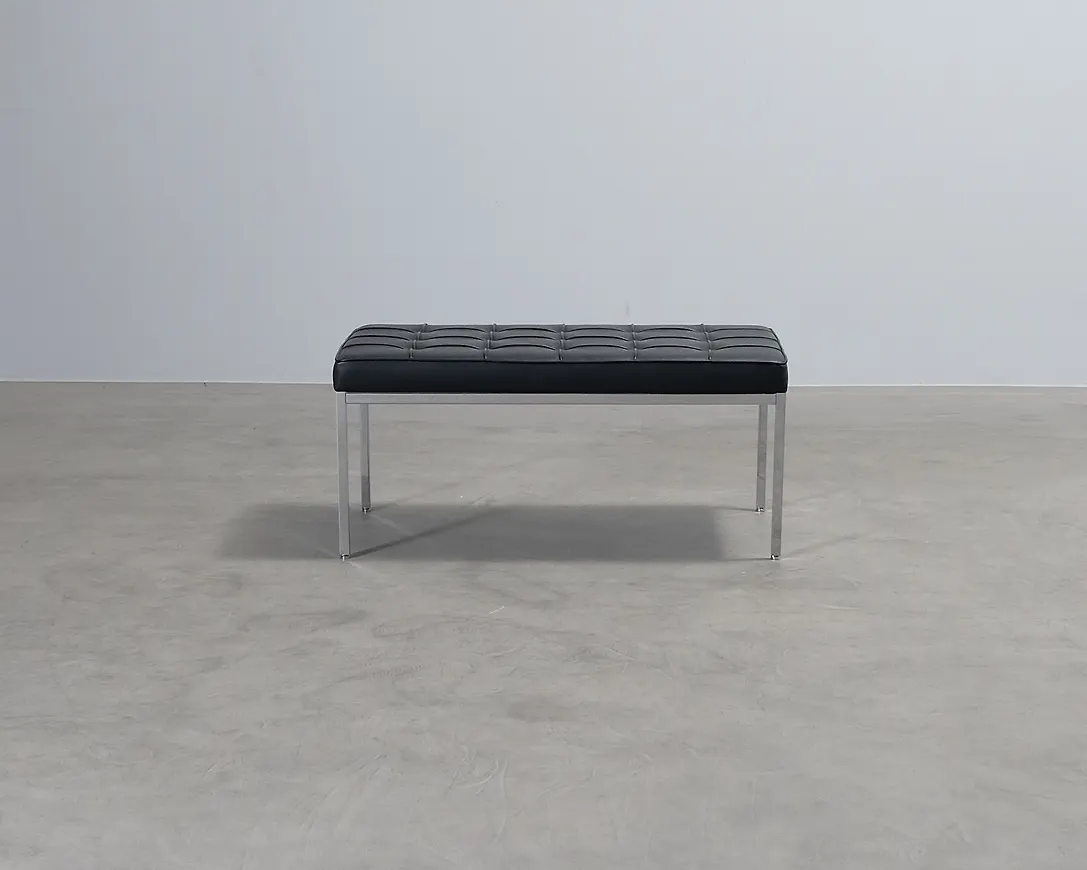 Svart Knoll-bänk i härlig modell.