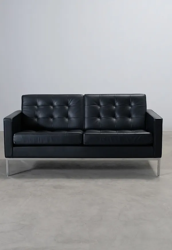 Riktigt trendig lädersoffa i svart från Knoll.