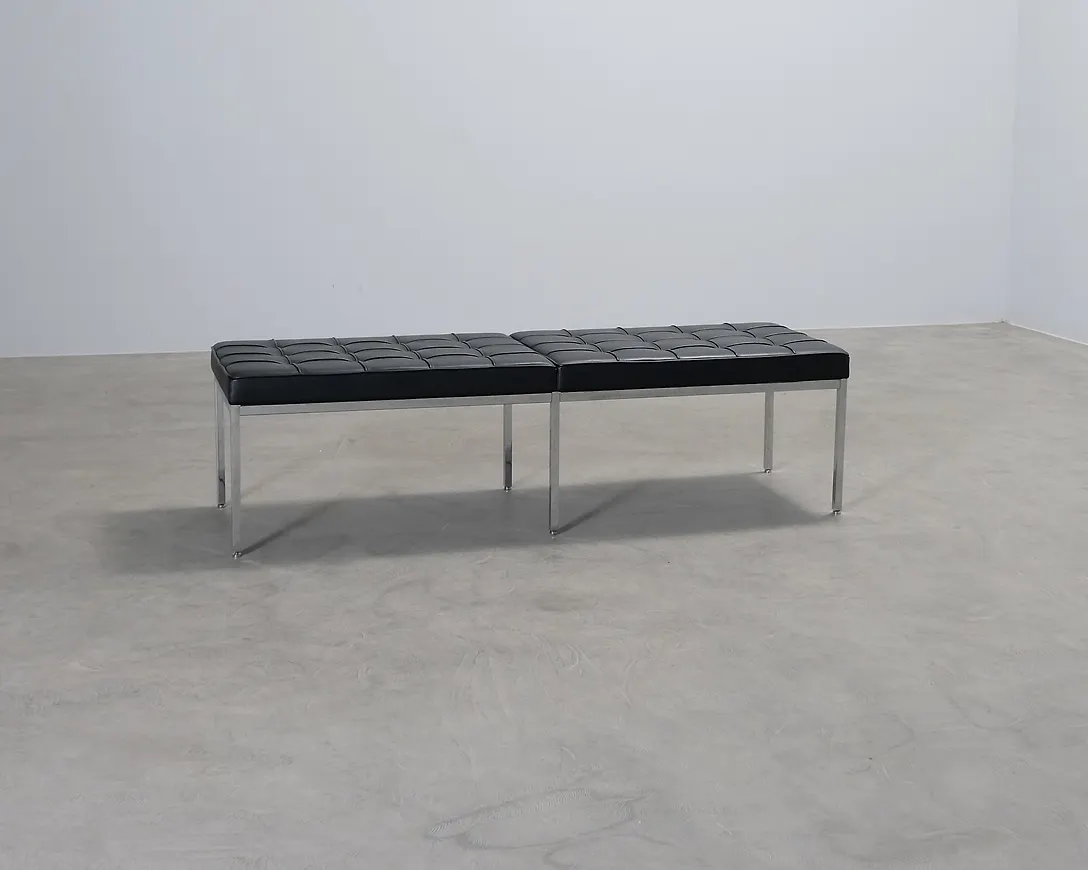 Otroligt fin svart bänk 2025 från Knoll.
