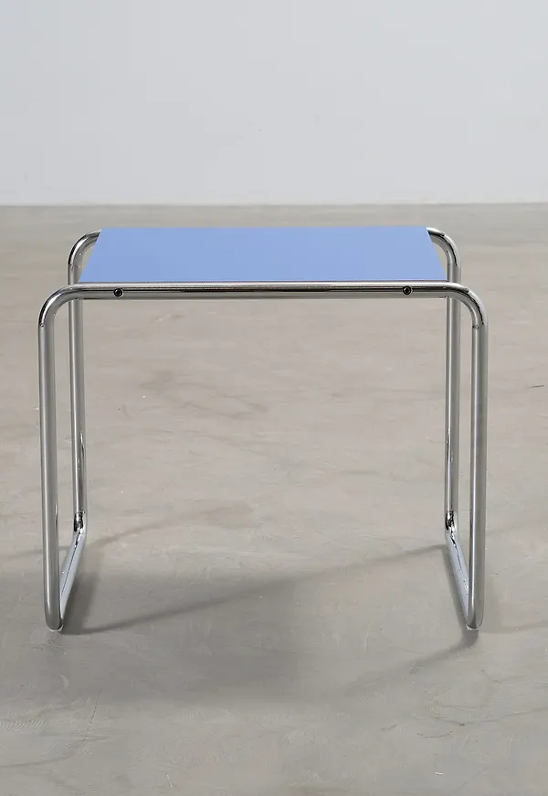 Otroligt fin sidobord i blått från Knoll.