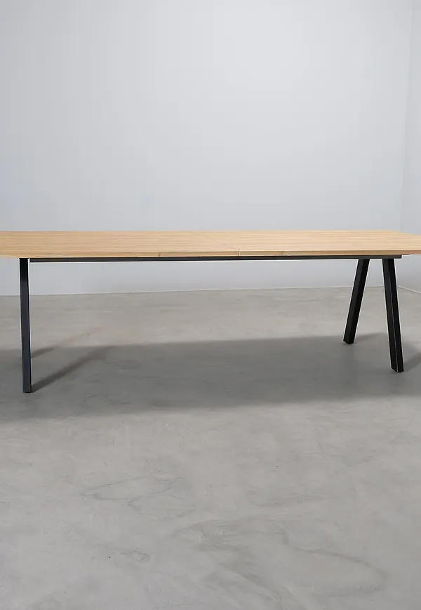 Jättefin bord som passar bra vid många olika tillfällen.