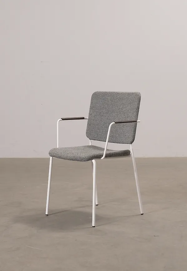 Riktigt snygg Stol som passar bra vid många olika tillfällen.