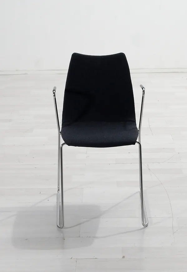 Riktigt trendig konferensstol i mörkgrått från No brand.