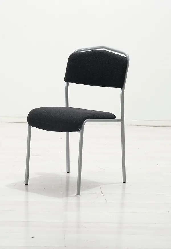 Mörkgrå No brand-konferensstol i stilren modell.