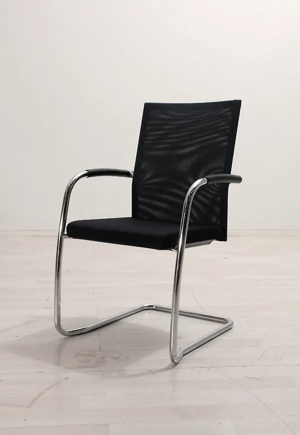 Konferensstol som passar perfekt till sommaren 2025!