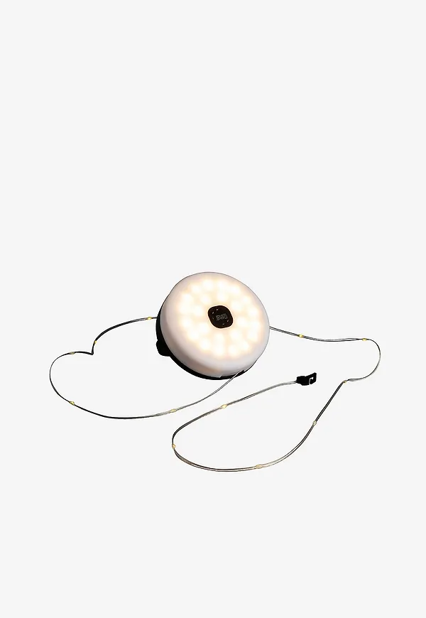 Vit Konstsmide-lampa i otroligt snygg modell.