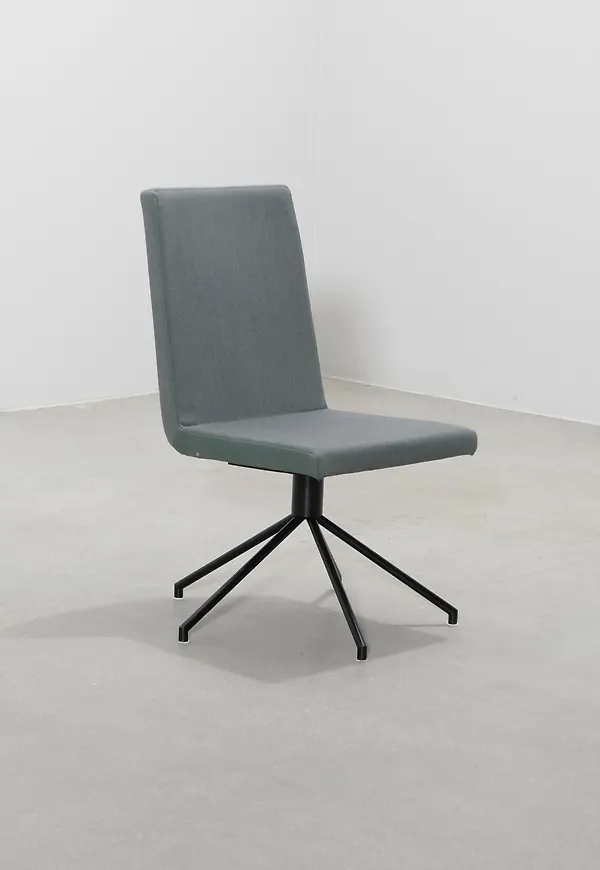 Cool Stol som passar bra vid många olika tillfällen.