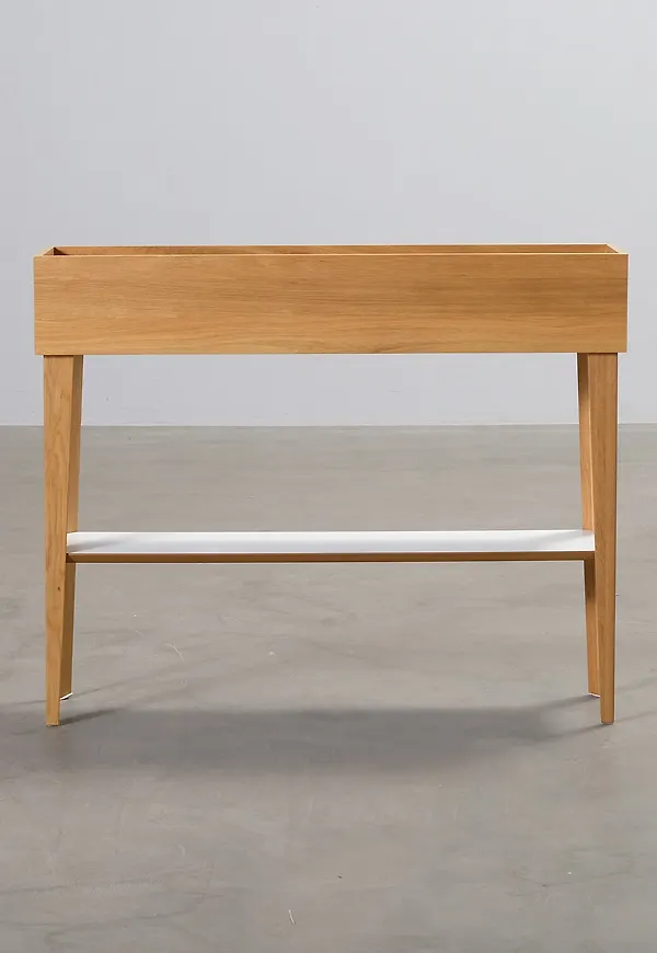 Stilriktig sidobord i beige färg gjord i ek.