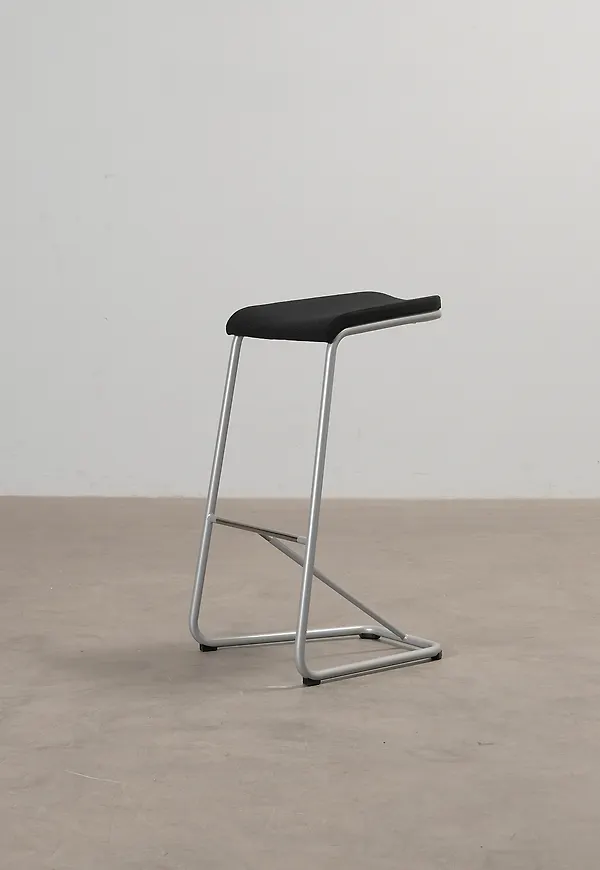 Svart Lammhults-barpall i moderiktig modell.
