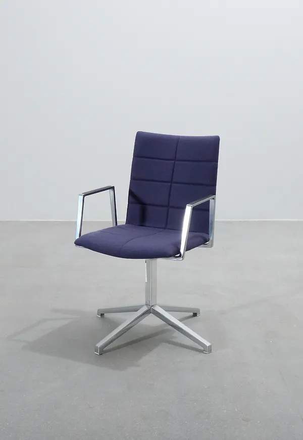 Supersnygg blå stol 2025 från Lammhults.