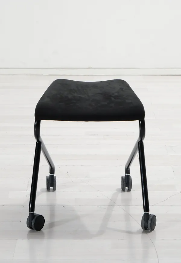 Stilriktig svart pall 2025 från Lammhults.