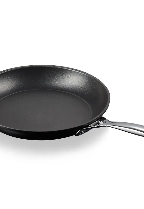 Svart Le Creuset-stekpanna i fantastiskt fin modell.