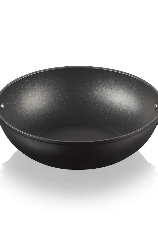 Svart Le Creuset-wok i jättefin modell.