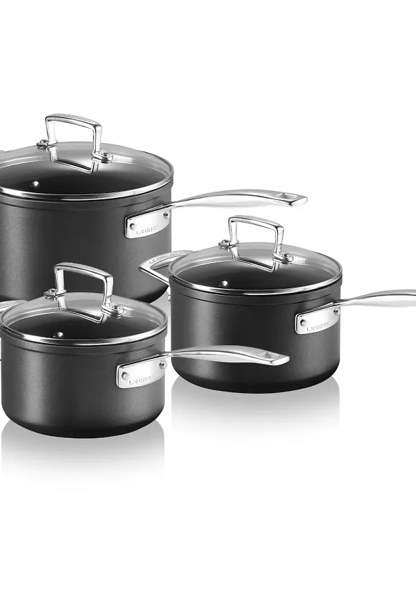Svart Le Creuset-kastrullset i skön modell.