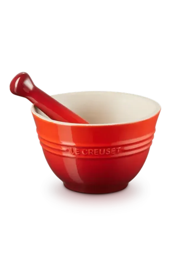 Röd Le Creuset-mortel i trendig modell.