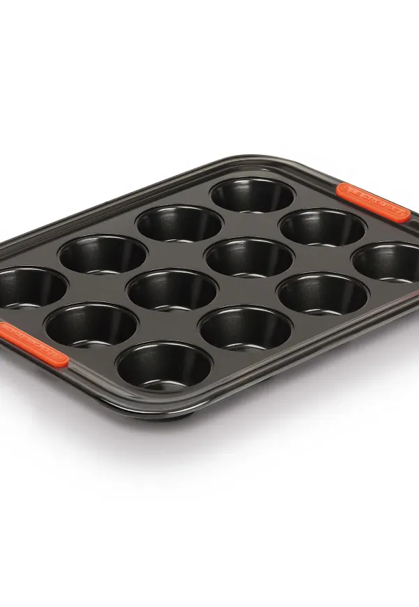 Fin muffinsform i svart från Le Creuset.