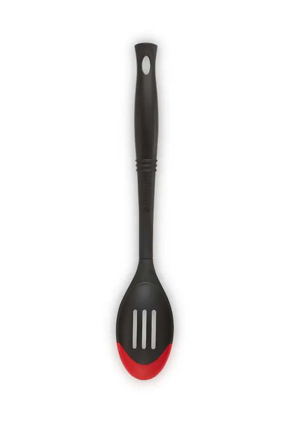 Svart Le Creuset-köksredskap i stilriktig modell.