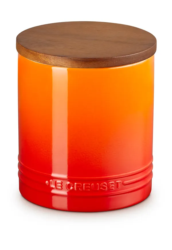 Orange Le Creuset-förvaringsburk i söt modell.